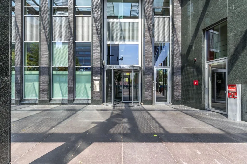 Ingang van het kantoorgebouw Eurocenter Offices aan de Barbara Strozzilaan.